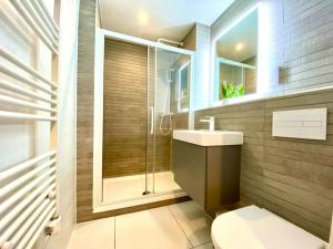 uma casa de banho com um WC, um lavatório e um chuveiro em Incredible Apartment - Amazing Location - Free Parking & WiFi! em Poole