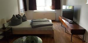 Cette petite chambre comprend un lit et un bureau. dans l'établissement Apartment Cottbus City - Erdgeschoss, à Cottbus