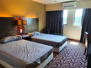 Un pat sau paturi într-o cameră la South China Sea Place Suites at Ming Garden, near Imago, Sutera Avenue KK