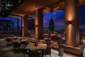 un restaurant avec vue sur le bâtiment de l'État de l'empire dans l'établissement Element San Antonio Riverwalk, à San Antonio