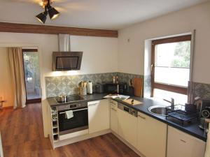 uma cozinha com pia e fogão forno superior em Ferienwohnung am Bodensee em Singen