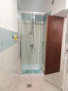 een douche met een glazen deur in de badkamer bij Apartment Kiwi in Rabac