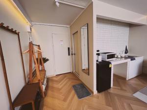 ノンタブリーにあるBetter Room ห้องพักรายวัน เมืองทองธานี C5の小さな客室で、冷蔵庫、カウンターが備わります。