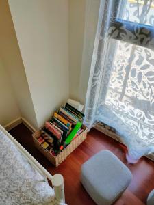 Habitación pequeña con cama y estantería con libros en Pirineo Aragonés, en Latas