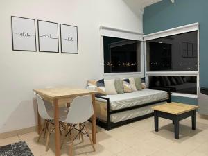 - un salon avec un canapé et une table dans l'établissement TAAR AIKE II (Lugar de Hielo), à El Calafate