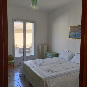 un dormitorio con una cama y una ventana en Casa Vacanze Maria, en Cursi 8 fotos más