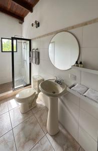 Koupelna v ubytování Helechos Hotel + 20 fotografií