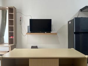 FREE WIFI - Studio with Foldable Wall Bed at Serpong Garden Apt TV 또는 엔터테인먼트 센터