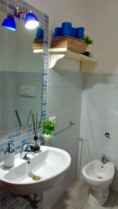 y baño con lavabo y aseo. en DGS APARTHOTEL en Trapani