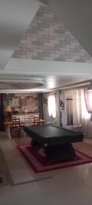 eine Tischtennisplatte in einem Zimmer mit Billardtisch in der Unterkunft Aline Pichereau in Channay-sur-Lathan