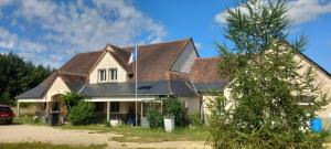 ein großes Haus mit einem Gameradach in der Unterkunft Aline Pichereau in Channay-sur-Lathan