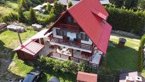 ein Modell eines Hauses mit rotem Dach in der Unterkunft Casa dintre Brazi in Arieşeni