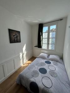 - une chambre avec un lit et une fenêtre dans l'établissement La Galerie de Lumière 201, à Aurillac