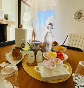 普雷托羅的住宿－B&B San Nicola，桌上有鸡蛋和其他食物