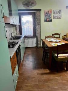 Kitchen o kitchenette sa Appartamento in casale rustico - La Masseria