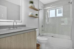 ein Badezimmer mit Toilette, Waschbecken und Dusche in der Unterkunft Sistrunk Shades Villas #1 - Brand New Townhomes Downtown Fort Lauderdale in Fort Lauderdale + 17 Fotos