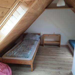 um quarto com uma cama no sótão em Nad Dunajcem em Sromowce Niżne