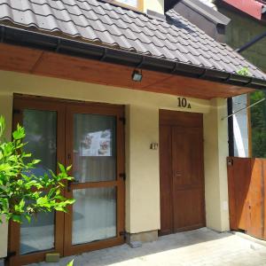 a front door of a house with the number at Nad Dunajcem in Sromowce Niżne