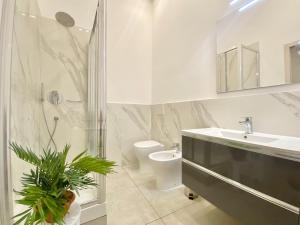 Et badeværelse på LA CASA ROSA AL MARE RAPALLO, Central Seafront Stay, Air Conditioning, Wi-Fi, the Ideal Choice for a Relaxing and Exciting Coastal Escape, with available on request at 20,00 euro per night Private Garage, Welcome kit Priority with Prosecco + 70 billeder