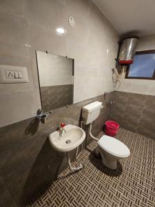 uma casa de banho com um lavatório e um WC em July17 residency em Kodaikanal