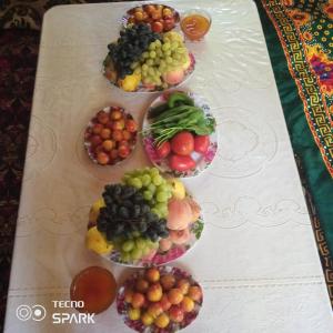 Jumaboy Guesthouse : أربعة أطباق من أنواع مختلفة من الفواكه على طاولة