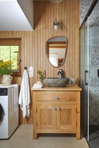 un baño con lavabo y espejo en Sielanka Pienińska, en Krościenko nad Dunajcem