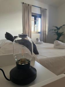una licuadora negra sobre una mesa en una habitación con 2 camas en Apartamento Fortaleza en Vallehermoso