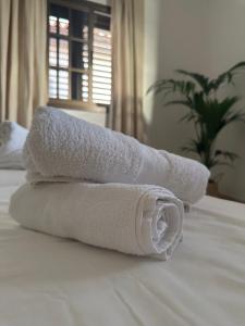 una pila de toallas sentadas encima de una cama en Apartamento Fortaleza, en Vallehermoso