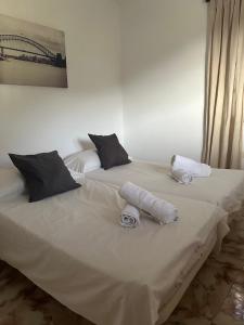 twee bedden met handdoeken bovenop in een kamer bij Apartamento Fortaleza in Vallehermoso