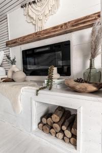 a microwave oven with a pile of logs in it at Leobus-לאו באס in Menaẖemya