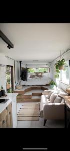Leobus-לאו באס في Menaẖemya: غرفة معيشة مع سرير كبير وأريكة