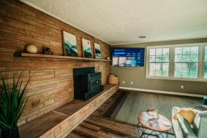 Televisyen dan/atau pusat hiburan di Mount Tabor Ranch near VT - King Bed/Fast Wi-Fi