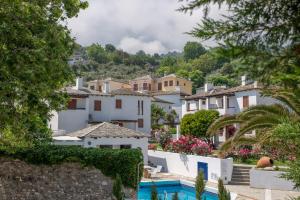 widok na wioskę z białymi domami w obiekcie Aeolos Hotel & Villas - Pelion w mieście Chorefto