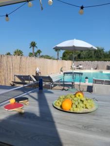 a plate of fruit on a table next to a pool at B&B CASA NISI in Villa Castelli