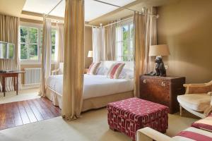 um quarto com uma cama e uma grande janela em Hotel Iturregi em Getaria