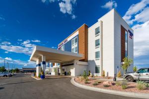 eine Einrichtung an der Vorderseite eines Hotels mit einem Parkplatz in der Unterkunft SpringHill Suites by Marriott Gallup in Gallup