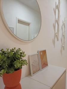 Kostolac的住宿－Apartment White Angel，桌子上墙上的镜子,植物