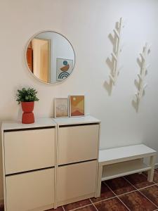 Kostolac的住宿－Apartment White Angel，梳妆台上方白色墙上的镜子