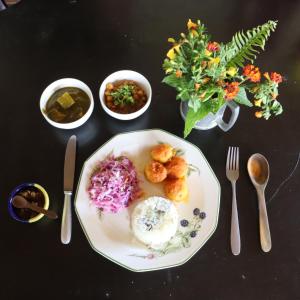 una mesa con un plato de comida en una mesa en La Pacha Hostel en Barichara