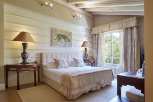 Un dormitorio con una cama grande y una ventana en Hotel Iturregi en Getaria