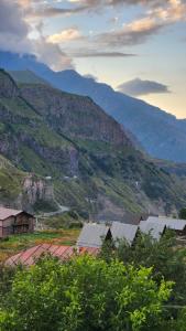 vista su una montagna con case e montagne di Hotel Toliketi a Kazbegi