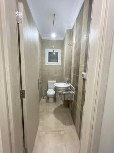 łazienka z toaletą i umywalką w obiekcie Alamein downtown north cost w mieście El Alamein