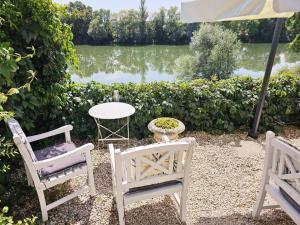 Výhled na řeku, která protéká v blízkosti bed and breakfast