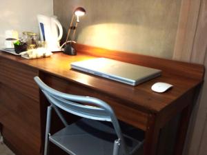 a desk with a laptop and a mouse on it at Village Haven in Stanford