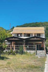 una casa con techo sobre un campo en House Anastasia, en Agios Georgios Pagon