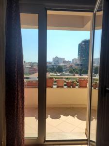 ventana con vistas a la ciudad en Nice and friendly apartment, en Elbasan