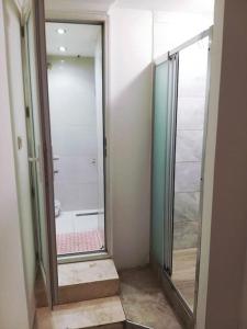 y baño con ducha a ras de suelo y ducha acristalada en la puerta trasera. en Fabulous Location Close to Old Town en Antalya