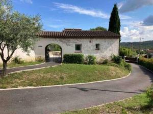 una casa blanca con una puerta y una carretera en Maisonnette en Montauroux