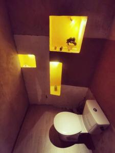 baño con aseo blanco y luces amarillas en Maison de village, jacuzzi, salle cinéma, en Valencin 19 fotos más