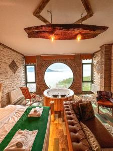 Habitación con cama, sofá y mesa. en Organic village bungalow en Ayder Yaylasi